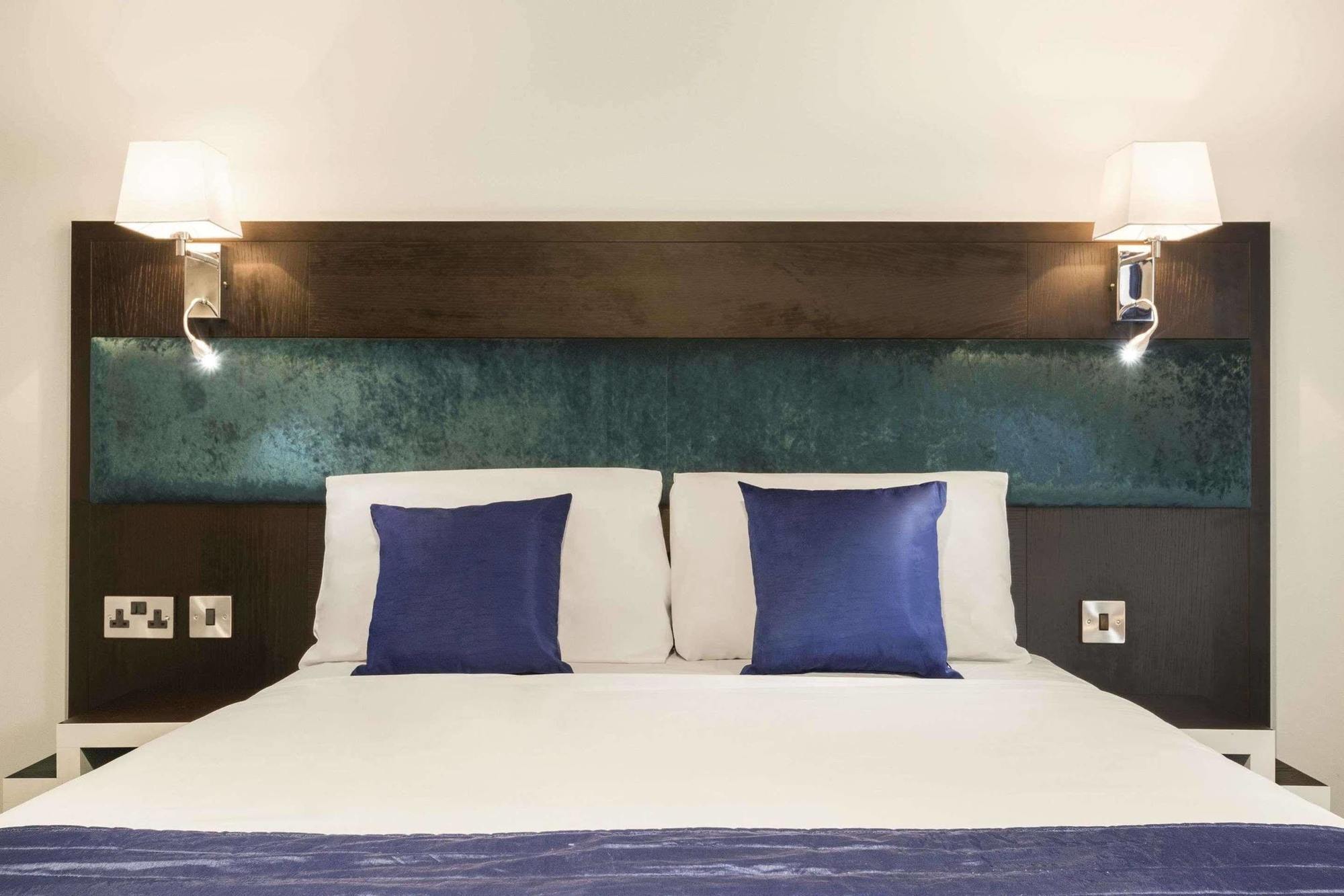 Ramada Oxford Hotel Waterstock Bagian luar foto